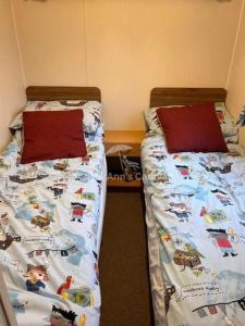 two twin beds in a room at 273 Northfield in Skipsea
