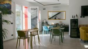 a living room with a table and chairs at Dimora 5 Sensi in Pozzuolo del Friuli