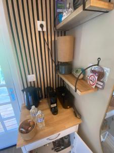 a room with a table with a lamp on a shelf at Chambre & grande Terrasse Privées, Vue Montagne - Chalet Bella Rosa in Argein