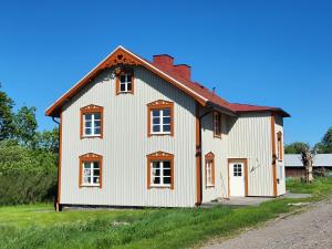 a large white house with a red roof at Smedstugan in Norrköping