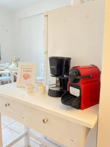 Ein roter Toaster steht auf einer Küchentheke. in der Unterkunft Lora Apartments & Studios with Balcony in Ipsos Corfu in Ýpsos