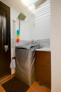 a bathroom with a garbage can in a room at Casa Amarilla in San Gil +8 photos
