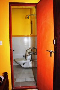 Koupelna v ubytování Akashadeepa Homestay + 25 fotografií