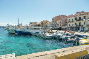 a group of boats are docked in the water at Casa Flock in La Maddalena