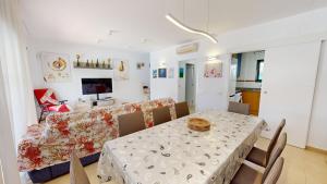 a living room with a table and a couch at Villa Arenal in L'Ampolla