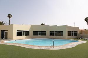 a large swimming pool in front of a house at La casa de Samuel y Laia in Costa Calma