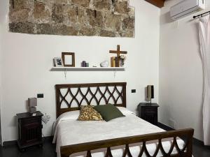 a bedroom with a bed and a cross on the wall at U Pantanu in Syracuse