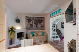 ein Wohnzimmer mit einem Sofa und einem Kamin in der Unterkunft Casale 2.0 in Rom