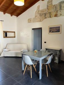a dining room with a table and chairs at U Pantanu in Syracuse