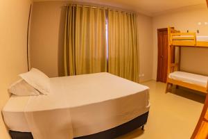 a bedroom with a bed and a bunk bed at Solarium Da Represa in Santa Branca