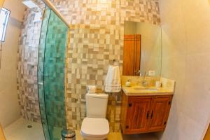 a bathroom with a toilet and a sink and a shower at Solarium Da Represa in Santa Branca +59 photos