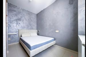 a small bedroom with a white bed in it at Pasarla rico in Torreblanca