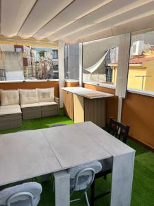 a room with a table and chairs and a couch at Pasarla rico in Torreblanca