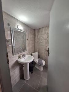 ein Badezimmer mit Waschbecken und Toilette in der Unterkunft Manis Central Studios in Skala Sotiros + 6 Fotos