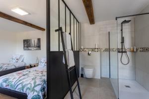 a bedroom with a shower and a bed and a shower stall at Domaine Cherps Spa - Sérénité in Vielleségure