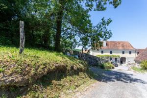 a house on a hill next to a road at Domaine Cherps Spa - Sérénité in Vielleségure