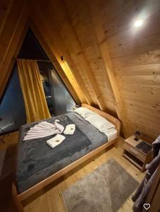 ein Bett in einem kleinen Zimmer in einer Blockhütte in der Unterkunft Vila Markizo in Barajevo