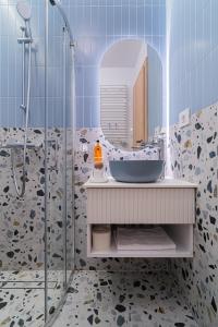 a bathroom with a sink and a shower with a mirror at Nordlys Retreat in Teşila