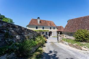 a house on the side of a road at Domaine Cherps Spa - Zen in Vielleségure