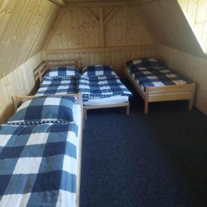 two beds in a room in a attic at Chata Jeřabina in Klíny