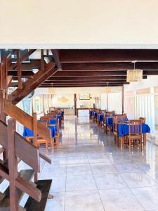 a dining room with blue tables and chairs at Hotel Uirapuru in Goianesia do Para