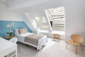 a bedroom with a bed and two windows at ART en Las Palmas - Viviendas Vacacionales in Las Palmas de Gran Canaria +93 photos