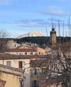 a view of a city with a mountain in the background at Hôtel Escaletto in Aix-en-Provence