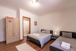 a bedroom with a bed and a bed sidx sidx sidx sidx at Guest House Da Mata in Póvoa de Varzim