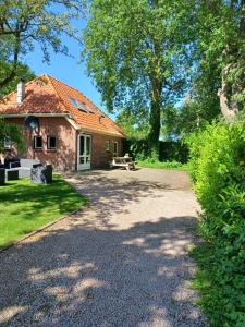 a house with a picnic table in front of it at rikobravo in Meppen