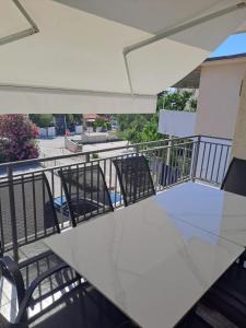 a white table and chairs on a balcony at Apartment Vesna in Podaca