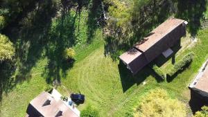 an overhead view of an old barn in a field at maison campagne in Souesmes