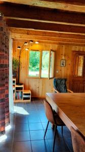 a room with a table and chairs in a room at gîte l'écureuil roux in LʼArgentière-la-Bessée