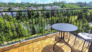 a balcony with a table and chairs and a view at Penthouse am Kurparkweiher in Bad Schwalbach