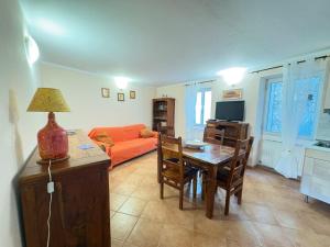 a living room with a table and a couch at 4VENTI by LigurianLife in Vallebona