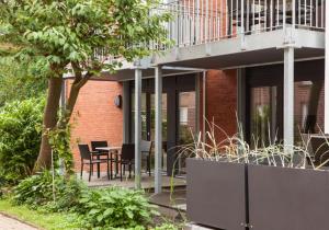 a patio with a table and chairs on a building at Wittehuus Wohnung 1 in Borkum