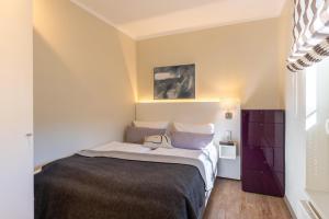a bedroom with a large bed in a room at Wittehuus Wohnung 1 in Borkum
