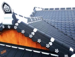 a black roof with white flowers on it at Kseashorehouse in Nŏmŏ