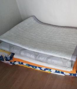 a bunk bed in a corner of a room at Kseashorehouse in Nŏmŏ