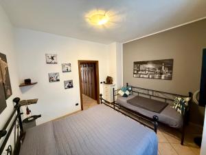 a bedroom with a bed and a tv on a wall at Lake's Sound in Nesso
