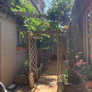 a pergola with plants on top of a house at Désir D'un Soir in Lessines