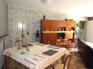 a dining room with a table and a kitchen at Désir D'un Soir in Lessines