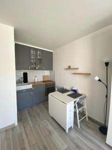 a kitchen with a desk and a table in a room at Le Sunny Hardelot in Neufchâtel-Hardelot
