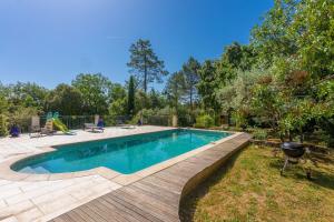 ein Swimmingpool im Garten mit Holzterrasse in der Unterkunft Villa Same in Saint-Maximin-la-Sainte-Baume