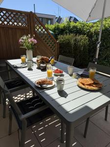 a picnic table with food and drinks on a patio at 4Strandzeiten - Ferienhaus Luv in Timmendorfer Strand