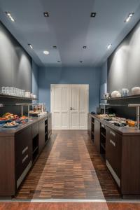 a large kitchen with blue walls and a white door at Klostermühle in Groß Meckelsen