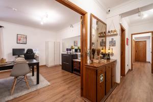 an open living room with a desk and a kitchen at Guest House Da Mata3 in Póvoa de Varzim