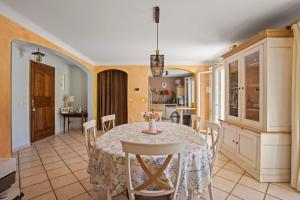 eine Küche und ein Esszimmer mit Tisch und Stühlen in der Unterkunft Villa Same in Saint-Maximin-la-Sainte-Baume