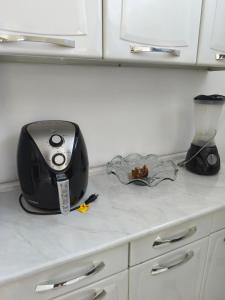 a toaster sitting on top of a kitchen counter at Casa ampla in Muriaé