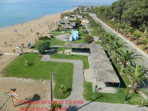 una vista aerea di un resort sulla spiaggia di Hotel Drosia a Messini