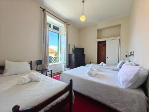 a bedroom with two beds and a window at Mirasol Guesthouse in Funchal